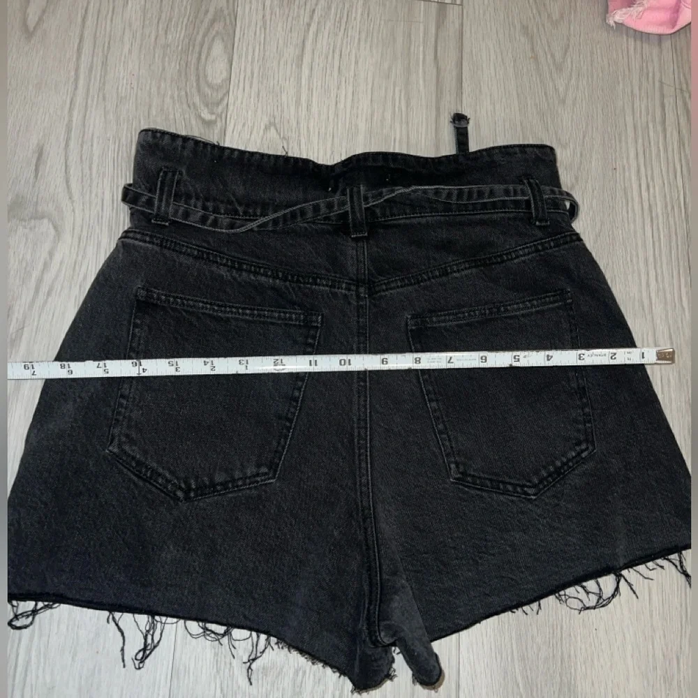 Forever 21 Black Denim Cut Off Belted Mom Jean Shorts High Rise  Size 27 - Picture 6 of 7